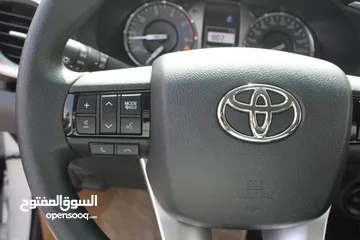  12 بيك اب Toyota Hilux 2023 لون لؤلؤي