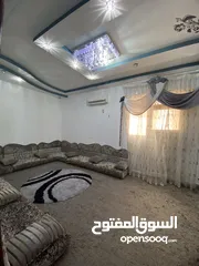  22 شقة سكنية نظيفة بالأثاث .. موقع ممتاز والجيران تبارك الرحمن ..