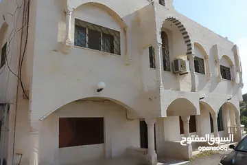  3 قصر فاخر مع خزان ماء كبير و أرض مطلة يصلح فندق ومطعم ومنتجع سياحي أو منزل لعظيم قرب التلفريك