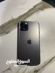  1 تلفون ايفون 11 pro للبيع بسعر حرق اللون اسود معاه شاحن + 6كفرات