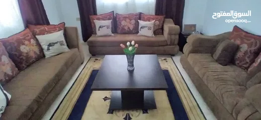 2 طقم كنب تفصيل بحالة ممتازة للبيع
