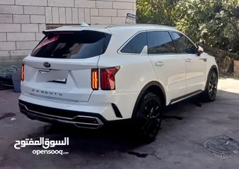  4 كيا سورنتو بسعر حرق حرق وكاش فل مسكر مع فتحه سقف بانوراما