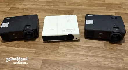  4 ثلث بروجكتورات فيهم مشكال