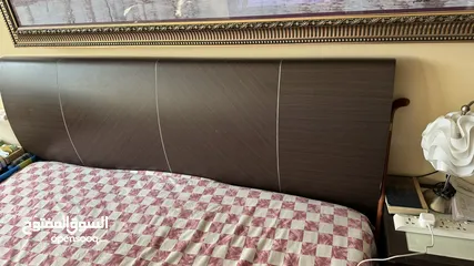  3 مجاناً لوجه الله غرفة نوم مكونة من سرير وطاوليتين جانبيتين و طاولة تلفزيون .