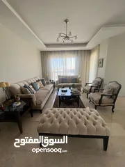  9 طقم كنب صالون بحالة ممتازة مع طاولات وسط و جانبيتين للبيع