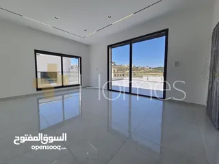  2 روف طابقي باطلالة عالية للبيع في طريق المطار بمساحة بناء اجمالية 391م