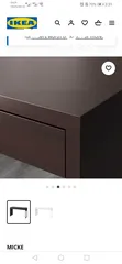  3 طاولة مكتب خشب لامنيت (بني مسود) انتاج ikia بحالة الجديد تماما استعمال بسيط ذو جارورين عريضة