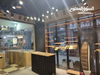  3 محل تجاري / 3 واجهات زجاج / ديكور جاهز / غرفتين غيار /