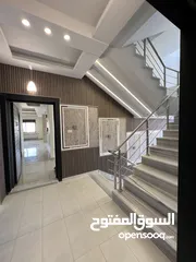  11 شقة ارضية/ 175م تدفئة مركزية راكبة تعمل على الغاز/ ترس امامي واسع/ موقع مميز