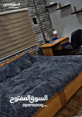  1 متوفر عندي مكتب وتختين مفرد (بدون فرشات) بحالة ممتازة جاهزين للاستخدام مباشرة نظاف وخشب متين جداً