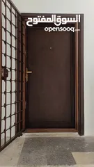  13 شقة للايجار  مساحة الشقه 107م مكون من صاله وغرفة قعده وغرفة نوم وغرفة جلوس وحمام ومطبخ وبلكونه
