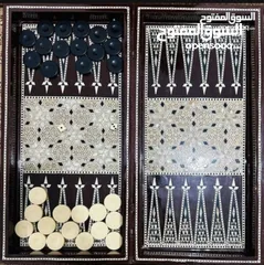  1 طاولة زهر خشب زان ثقيل محفر