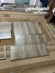  3 رفوف خشب ستاندات وتعاليق محل اواعي كميه وبنص السعر المعني يتواصل