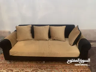  1 أريكة بي وسائدها