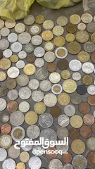  5 عملات اجنبية وطوابع قديمة