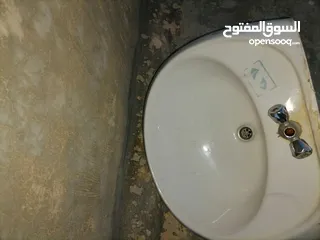  2 مغاسل مع طاولات لأدوات تنضيف للبيع 25 نهائي