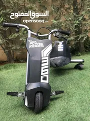 1 سكوتر Razor امريكي اصلي مع الشاحن السريع بسعر 100 دينار اردني