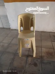  4 طاوله مستطيل مع طاوله زاويه يمكن الحاقها بها كما في الصوره كراسي بعجال عدد 3  كراسي بلاستيك عدد 12