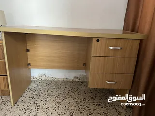  3 طاوله خشب بحالة الجديدة للبيع بداعي السفر ويوجد عفش منزل كامل