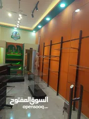  2 تجهيزات محل تجاري جاهز للالبسة المحل للبيع .