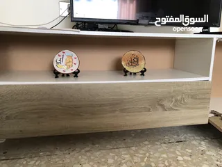  21 طاولة صالة بالون ابيض و خشبي مع تصميم يناسب جميع الديكورات يمتاز بسهولة التنظيف و يحتوي على خزانتين