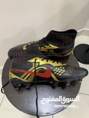  2 حذاء نايك اسود مطلي بالذهبي والاحمر  مقاس 42