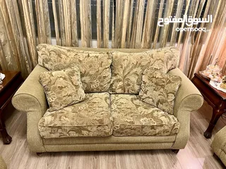  3 غرفة صالون كاملة متكاملة ( كنبيات وسجادة و برداي). مستعملة سنة واحدة فقط. .