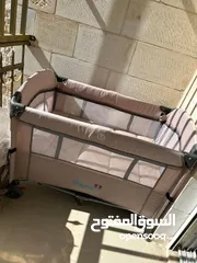  1 تخت اطفال لون بيج قابل للطي  + فرشة +كوت للبيع