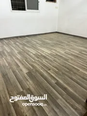  1 باركية الماني مستعمل على الارضية غير مفكوك غرفتين كل وحده 4/5 اللون رمادي وعسلي