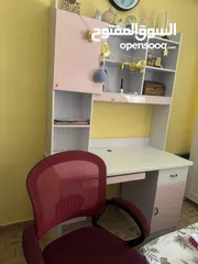  1 مكتب مع كرسي بحالة ممتازة للبيع
