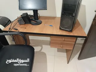 3 كرسي جلد لون اسود ومكتب للبيع