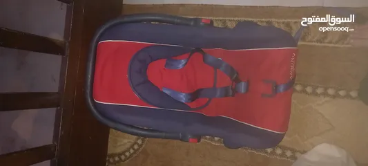 2 مستلزمات اطفال :تخت اطفال  خشب وكرسي اطفال