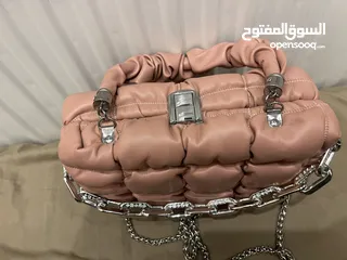  28 شنطة صغيرة زهرية أنيقة وأنيقة للبيع - مناسبة للمشاوير والطلعات  اليومية بحالة ممتازة ونظيفة جداً جيد