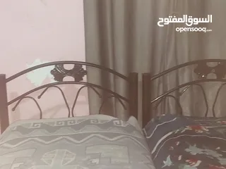  8 تخت مفرد عدد 3 بحاله الوكاله تم شرائهم خلال اسبوعين والبيع بداعي السفر