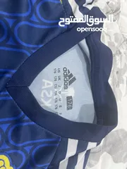  3 قميص نادي النصر السعودي القميص اصلي 100٪من اديداس وليس عليه شئ طباعة استعماله تحت المتوسط لاكنه جديد