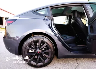  26 تيسلا 2023 MODEL 3 فحص كامل 4 جـيـد ممشى قليل 20 الف بحالة الوكالة لون فيراني مميز بسعر محرووق ولقطة