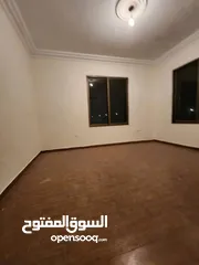  11 شقه  ثاني هندسي طابقيه لها مدخلين ويتبع لها غرفه علي السطح