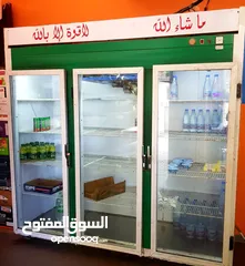  4 رفوف محل بحالة ممتازة وثلاجة مشروبات 3 ابواب وبعض مستلزمات اخرى