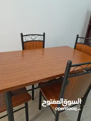  1 طاولة سفره  شبه جديده  