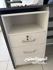  4 كاونتر خشب 4 قطع وكرسي للبيع