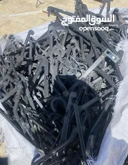  3 علقات ملابس لون اسود وابيض واحجام مختلفه