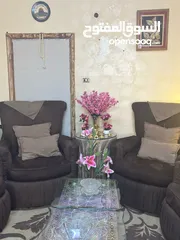 1 طقم كنب للبيع في حالة ممتازة