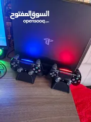  1 PS 4 PRO 1000 GIGA مع ايدين اصليات  والسعر نهائي لو سمحتو الجهاز صلاة النبي ما بشكي من اشي