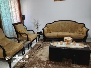  1 طقم كنب 7مقاعد للبيع وطقم طربيزات وسجاده وبرادي