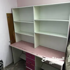  1 للبيع: طاولات مكتب  عدد: 2 طاولات  المواصفات:  خشب قوي وجودة ممتازة  تصميم مرتب وبنفع للمكتب أو البي