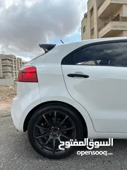  8 كيا برايد هاتش باك موديل 2014 فحص 4 جيد سعة الموتور 1600 سي سي الشكل رياضي لون ابيض سقف اسود