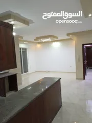 5 شقة طابق اول وتشطيبات سوبر ديلوكس للبيع الحصن قريب كلية الحصن التطبيقية منطقة فلل و هادئه