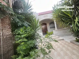  1 فيلا للبيع بالبنيات طريق المطار شارع الخدمات في حي هادئ جدا