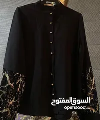  1 قميص بلون الاسود قصير ذو اكمام طويله يوجد عليه بريق (ترتر)بلون الذهبي