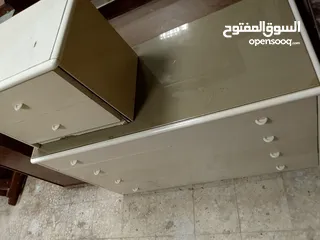  16 طاولة سفره مع اربع كراسي و تخت مجوز مع فرشته و تسريحه مع كومندينا و تسريحة رفوف فخمه ارجو قرائة الاع